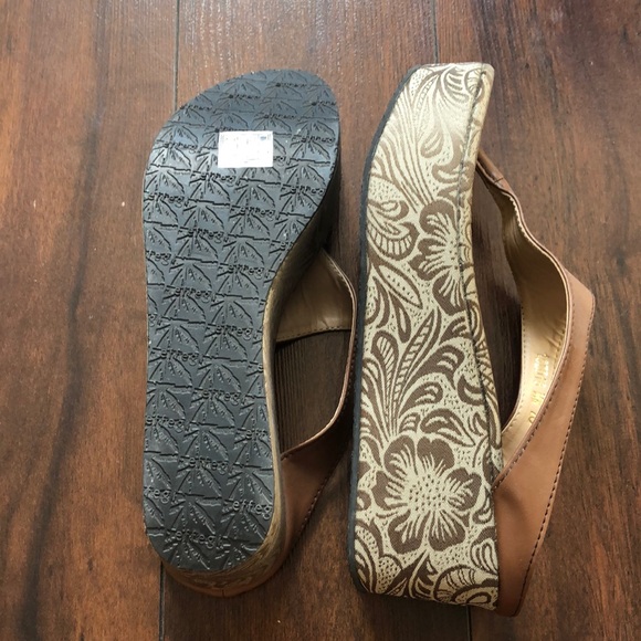 2/12 inch sandal size 7, never been  used - Picture 2 of 3